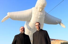 Warsteiner Brauerei: Sonderform "Cristo Redentor" zu Gast in Warstein / 70 Ballone hoben beim Außenstart in Paderborn ab / Special Shape aus Brasilien feiert bei 28. WIM Premiere