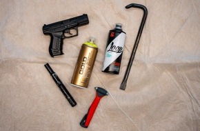 Bundespolizeiinspektion Rostock: BPOL-HRO: Heranwachsende mit Waffe im Zug festgestellt