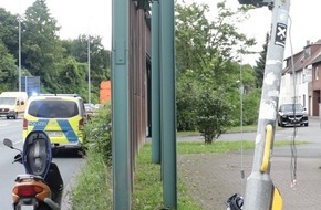 Kreispolizeibehörde Höxter: POL-HX: Abbiegevorgang endet vor Ampelmast - eine Person leicht verletzt