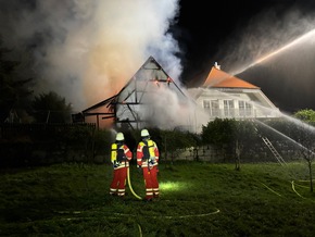 KFV Bodenseekreis: Großbrand in Neufrach - Feuerwehr verhindert Übergreifen auf Wohnhaus