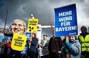 Campact e.V.: Bürgerprotest gegen Seehofers Energiepolitik / Seehofer-Puppe kämpft gegen Windrad und Strommast / Campact-Aktion am Rande einer CSU-Veranstaltung (FOTO)