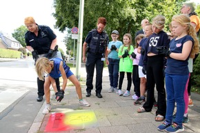 POL-Bremerhaven: Gelbe Füße weisen Grundschülern den sichersten Weg - Präventionsaktion der Polizei Bremerhaven