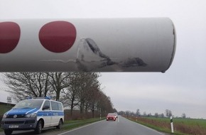 Bundespolizeiinspektion Flensburg: BPOL-FL: Borsfleth - Autofahrer überquert Bahnübergang trotz Rotlicht und senkender Schranken - Zug muss bremsen - Bundespolizei sucht Zeugen