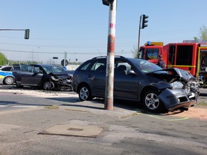 FW-GE: Verkehrsunfall mit acht Verletzten