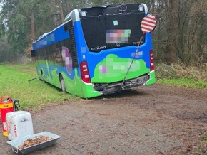 FW-AUR: Zusammenprall zweier PKW / Feuerwehr transportiert Schulkinder
