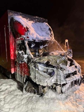 POL-STD: Transporter in Bützfleth ausgebrannt, Einbrecher in Stade, Renault in Buxtehude entwendet - im Bereich Hamburg Neugraben nach Unfall wieder aufgefunden, Verletzte bei Unfall auf der Kreisstraße 30