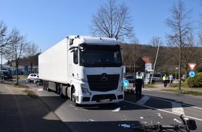 Kreispolizeibehörde Herford: POL-HF: LKW erfasst Radfahrerin- Beteiligte wurde schwer verletzt