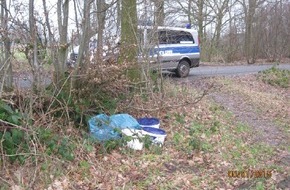 Polizeidirektion Bad Segeberg: POL-SE: Hemdingen: Wer hat seinen Renovierungsabfall einfach in die Umwelt entsorgt? Zeugenaufruf mit Foto