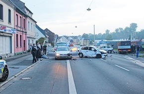 Polizei Mettmann: POL-ME: Karambolage mit mehreren Autos - Solingerin bei Autounfall schwer verletzt - Langenfeld - 2308105