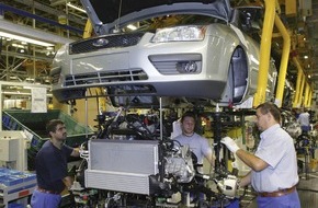 Ford-Werke GmbH: Erster Ford Focus Turnier lief vom Band / Wirtschaftsminister Dr. Hanspeter Georgi besucht Werk in Saarlouis