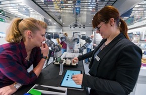 Initiative InnoTruck des Bundesministeriums für Bildung und Forschung (BMBF): Erlebnisausstellung in Waldshut (24.-25.10.): Schüler experimentieren mit Elektronenmikroskop
