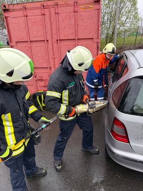 FW Dinslaken: Feuerwehr Dinslaken: Nachwuchs fit f&uuml;r den Einsatzdienst gemacht