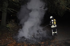 Freiwillige Feuerwehr Bedburg-Hau: FW-KLE: Brand zweier Müllgrossraumbehälter