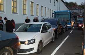 Polizeipräsidium Westpfalz: POL-PPWP: Linienbus schiebt Fahrzeuge ineinander

Verkehrsunfall während des Anreiseverkehrs zum DFB-Pokalspiel auf den Betzenberg
