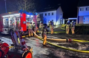Feuerwehr Bergisch Gladbach: FW-GL: Fünf Paralleleinsätze forderten Feuerwehr und Rettungsdienst am Samstagabend - Elektrofahrzeug brennt in Garage