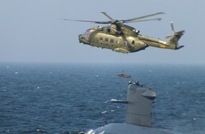 Presse- und Informationszentrum Marine: Notfall: "Bayern" hilft Uboot (FOTO)