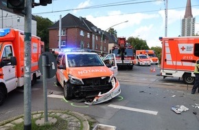 Feuerwehr Essen: FW-E: Notarzteinsatzfahrzeug verunfallt auf Alarmfahrt mit PKW, vier Personen zum Teil schwer verletzt - Feuerwehr befreit Fahrer mit hydraulischen Rettungsgeräten