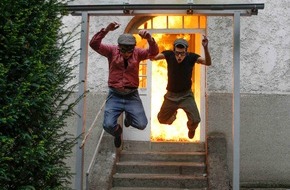 sixx: Achtung, nicht nachmachen! "Galileo" lässt es im "Break Down"-Haus krachen (BILD)