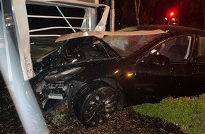 Polizei Minden-Lübbecke: POL-MI: Alkoholisierter Autofahrer kracht gegen Werbetafel