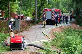 Verband der Feuerwehren im Kreis Paderborn: FW-PB: Mit Hacke und Düsenschlauch gegen die Flammen