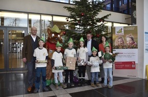 Polizei Bonn: POL-BN: Polizei Bonn unterstützt Familienfonds "Robin Good" - 100 Weihnachtsgeschenke an Kinder und Jugendliche übergeben