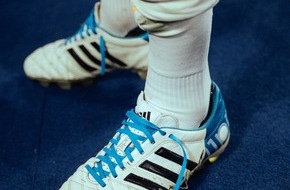 United Charity gemeinnützige Stiftungs GmbH: Toni Kroos versteigert seine Sieger-Schuhe vom Champions League-Finale! / Mit der Auktion bei United Charity unterstützt die Toni Kroos Stiftung schwerstkranke Kinder