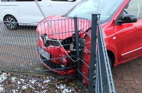 Polizei Minden-Lübbecke: POL-MI: Unfall mit drei beteiligten Fahrzeugen