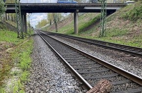 Bundespolizeiinspektion Bremen: BPOL-HB: Zwei Züge beschädigt: Baumstamm und Ziegelsteine auf Bahngleise gelegt