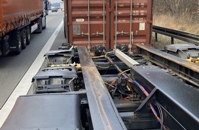 Polizeipräsidium Südosthessen: POL-OF: Jugendliche beschädigten Wahlplakat: Zeugensuche!; Verkehrsbeeinträchtigungen wegen Pannen-LKW: Überseecontainer auf Seitenstreifen; Vier Männer erbeuteten Bargeld und mehr