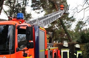 Feuerwehr und Rettungsdienst Bonn: FW-BN: Sturmtief sorgt bis zum Abend für 90 Einsätze der Bonner Feuerwehr
