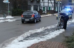 Polizei Rheinisch-Bergischer Kreis: POL-RBK: Wermelskirchen - Schneereste werden Radfahrerin zum Verhängnis