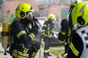 Feuerwehr Flotwedel: FW Flotwedel: Gro&szlig;angelegte Alarm&uuml;bung in Wienhausen - Fahrzeugbrand weitet sich zu Werkstattbrand aus