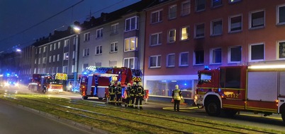 Feuerwehr Gelsenkirchen: FW-GE: Küchenbrand in Schalke-Nord / Vorbeifahrende Streifenwagenbesatzung bemerkt Feuer im 1. Obergeschoss eines Mehrfamilienhauses an der Kurt-Schumacher-Straße