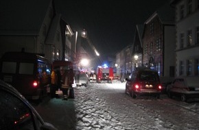 Polizeiinspektion Hameln-Pyrmont/Holzminden: POL-HOL: Zimmerbrand unter dem Dachstuhl: Schlimmeres konnte durch schnelles Eingreifen verhindert werden - Lediglich ca. 2.000,-- Schaden - / Ursache vermutl. durch technischen Defekt eines ...