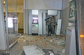 Polizei Mettmann: POL-ME: Geldautomat gesprengt - Täter flüchteten in schwarzem Auto - Velbert - 2305044