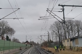 Bundespolizeiinspektion Flensburg: BPOL-FL: Owschlag/Friedrichstadt/Sörup - Sturm: Bäume und Dachpappen im Gleis