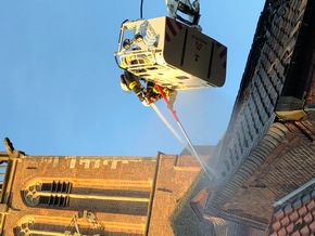 Feuerwehr Kalkar: Dachstuhlbrand - Wohnungen unbewohnbar, keine Verletzen