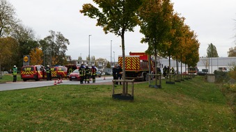 FW-DO: Unklare Rauchentwicklung aus einsturzgefährdeter Lagerhalle: Feuerwehr setzt Spezialtechnik und Drohne ein