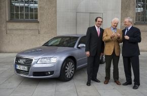 Audi AG: Ministerpräsident Dr. Edmund Stoiber erhält neuen Dienstwagen: Bayerischer Ministerpräsident fährt erstmals mit einem Audi A8