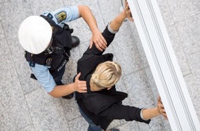 Bundespolizeidirektion Sankt Augustin: BPOL NRW: Aggressiver Bahnreisender verletzt zwei Bundespolizisten - Gewahrsam