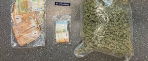 Polizei K&ouml;ln: POL-K: 260310-3-K Einsatztrupp (ET) Pr&auml;senz beschlagnahmt rund ein halbes Kilogramm Cannabis bei Fahrzeugkontrolle in K&ouml;ln-Kalk - auch in M&uuml;lheim mutma&szlig;licher Drogendealer durch Zivilkr&auml;fte gefasst