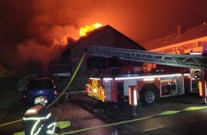 Polizeiinspektion Stade: POL-STD: Wohnhaus in Jork-Estebrügge bei Dachstuhlbrand schwer beschädigt