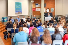 Polizeipr&auml;sidium Mittelhessen - Pressestelle: Mittelhessen: WETTERAUKREIS: "Cops im Dialog" an der Ernst-Ludwig-Schule in Bad Nauheim - Offener Austausch f&ouml;rdert Respekt, Verst&auml;ndnis und gesellschaftlichen Zusammenhalt