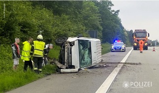 Polizeipräsidium Westpfalz: POL-PPWP: Unfall, weil Mitfahrer ins Lenkrad griff