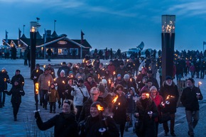 SPO leuchtet - Licht trifft Lyrik und Biikebrennen in St. Peter-Ording