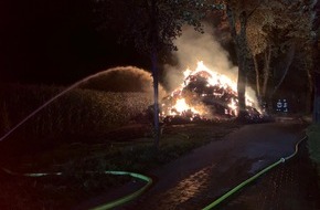 Feuerwehr Gelsenkirchen: FW-GE: Strohballenbrand auf der Böningstraße beschert Feuerwehr Gelsenkirchen unruhige Nacht