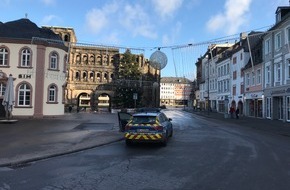 Polizeidirektion Trier: POL-PDTR: Fußgängerzone Trier - Weihnachtsbeleuchtung droht herabzustürzen
