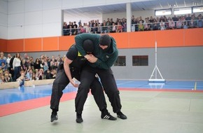 Direktion Bundesbereitschaftspolizei: BPOLD BP: Rund 8.000 Besucher feiern 75 Jahre Bundespolizei in Ratzeburg Erfolgreicher Tag der offenen T&uuml;r bietet spektakul&auml;re Einblicke in das gesamte Aufgabenspektrum der Bundespolizei