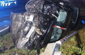 Kreispolizeibeh&ouml;rde H&ouml;xter: POL-HX: Pkw kommt von der Fahrbahn ab - zwei Personen leicht verletzt