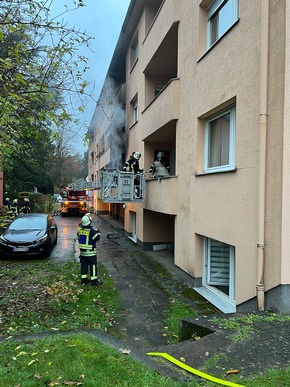 FW Rösrath: Wohnungsbrand mit Menschenleben in Gefahr